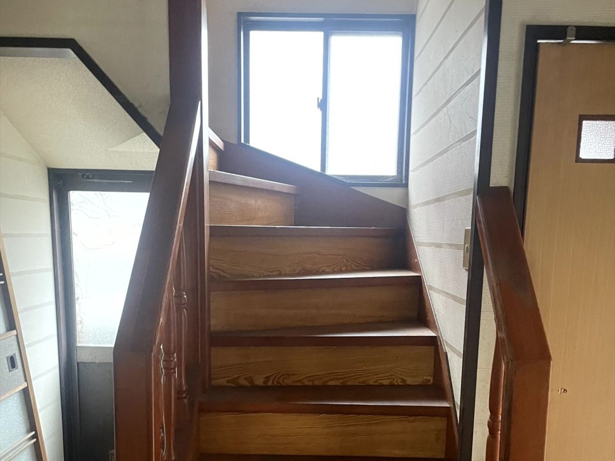 【階段】※現況販売となります。(2026年3月撮影)階段部分も窓があり明るさを感じられます♪