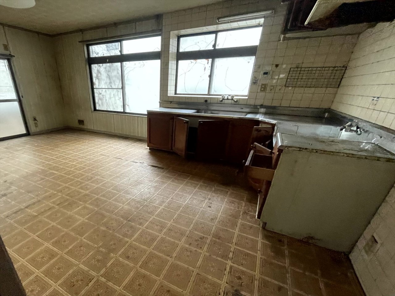 【キッチン】※現況販売となります。(2026年3月撮影)L字キッチンで作業中の移動もラクラク♪