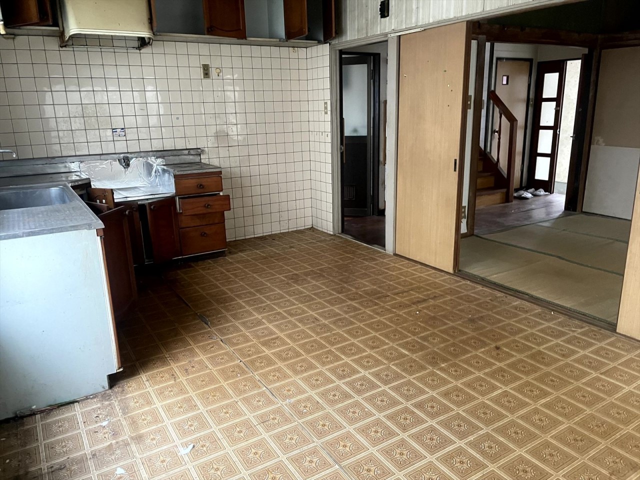 【DK】※現況販売となります。(2026年3月撮影)続き間和室にもすぐに移動ができるので来客時のお茶出しなどもスムーズにできます♪