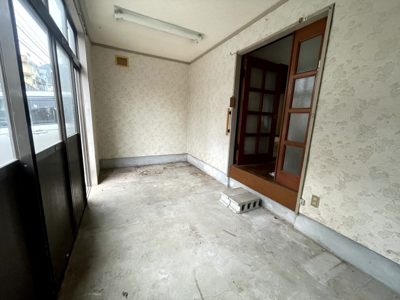 【仮部屋】※現況販売となります。(2026年3月撮影)1Fの仮部屋は趣味の作業場としたりアウトドア用品を置いたり色々活用できます♪