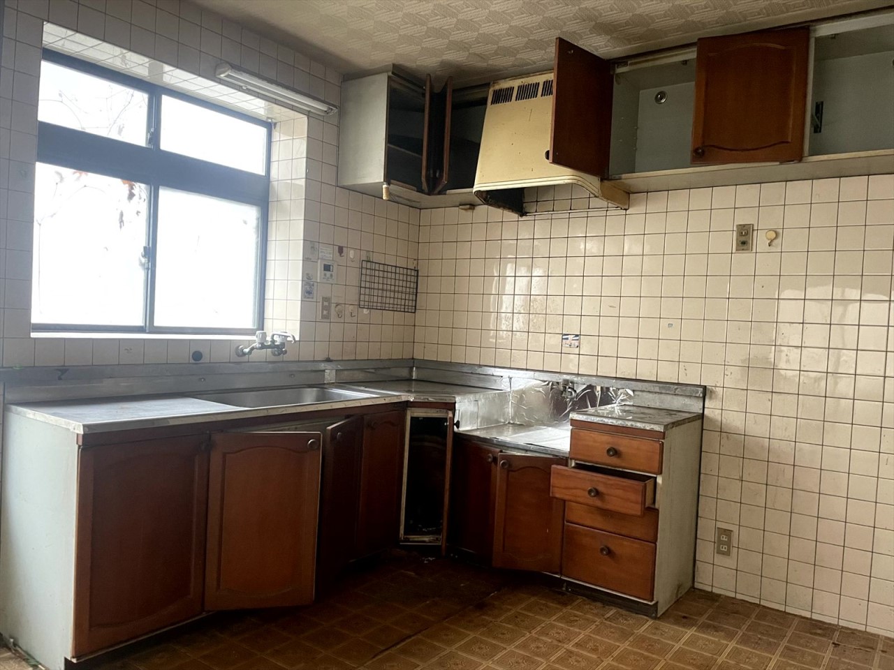 【キッチン】※現況販売となります。(2026年3月撮影)収納たっぷりなので調理器具や食器を沢山収納できます♪