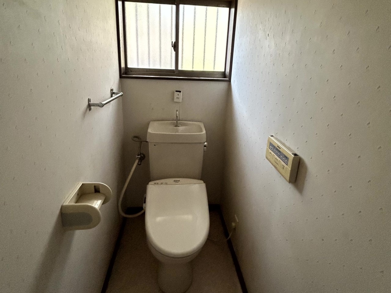 【トイレ】※現況販売となります。(2026年3月撮影)大きな窓があるので換気も充分にできます♪