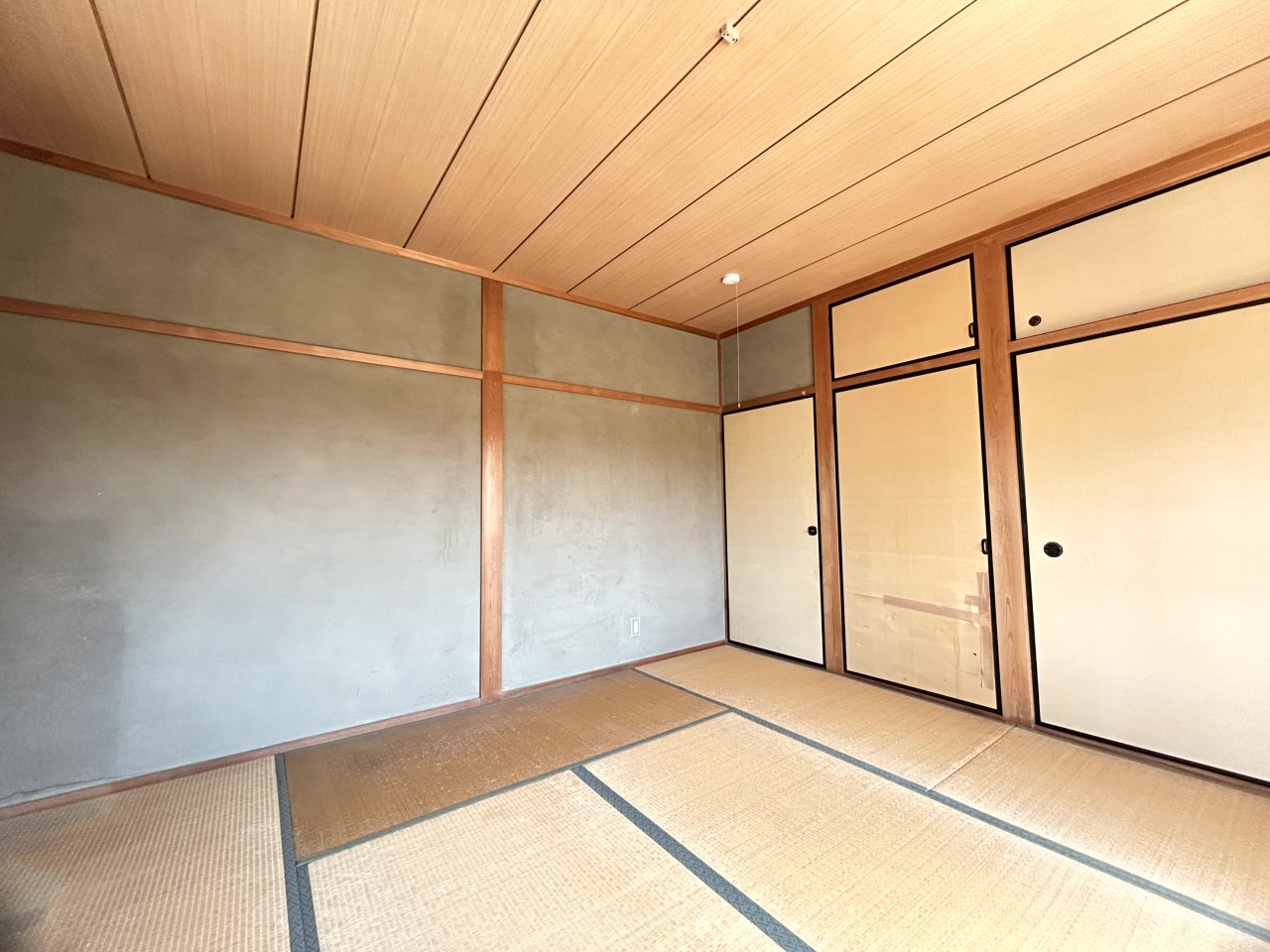 【和室】※現況販売となります。(2026年3月撮影)8.7帖の2F和室♪大きな押入れ付きです♪