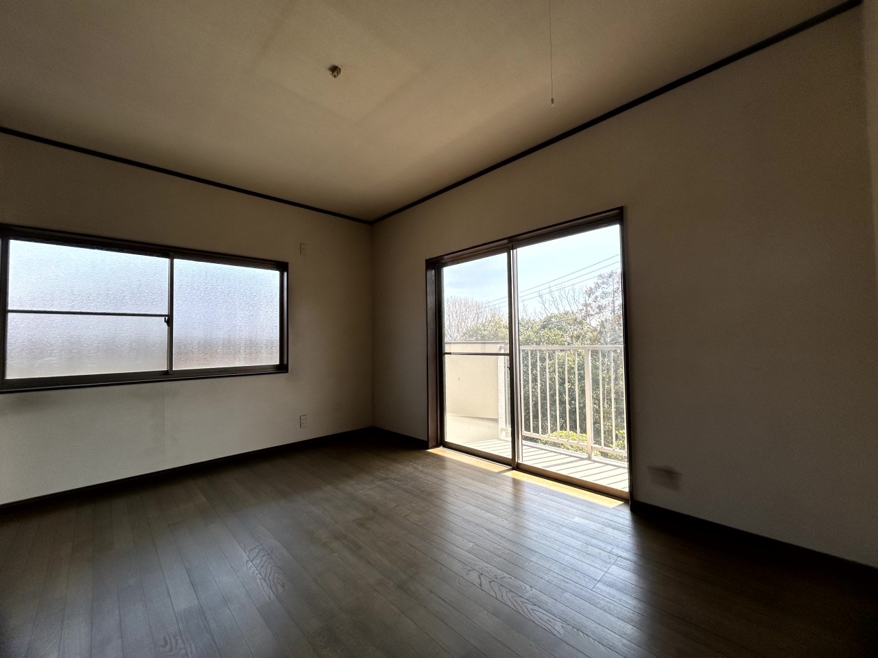 【2階洋室】※現況販売となります。(2026年3月撮影)6.6帖の洋室♪バルコニーに面してるので布団を干すのもラクラク♪