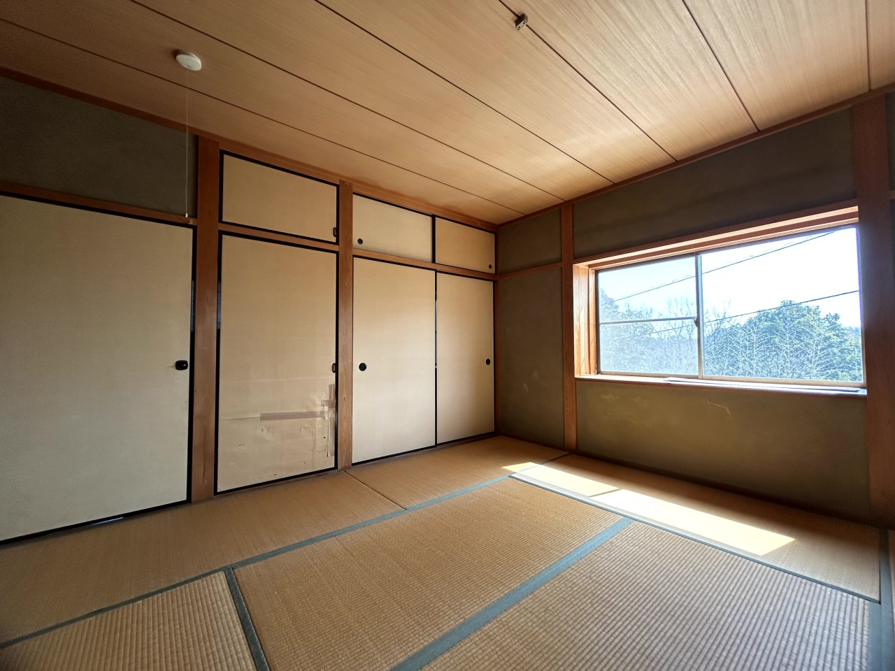 【2階和室】※現況販売となります。(2026年3月撮影)明るく開放感のある和室です♪