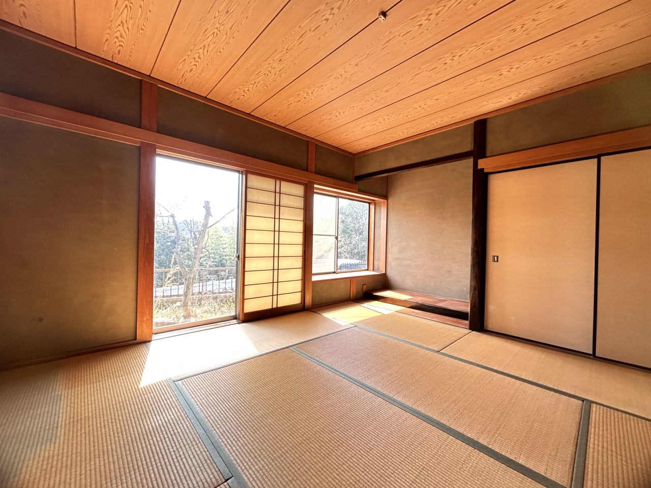 【1階和室】※現況販売となります。(2026年3月撮影)リビングと続き間の8.7帖の和室♪