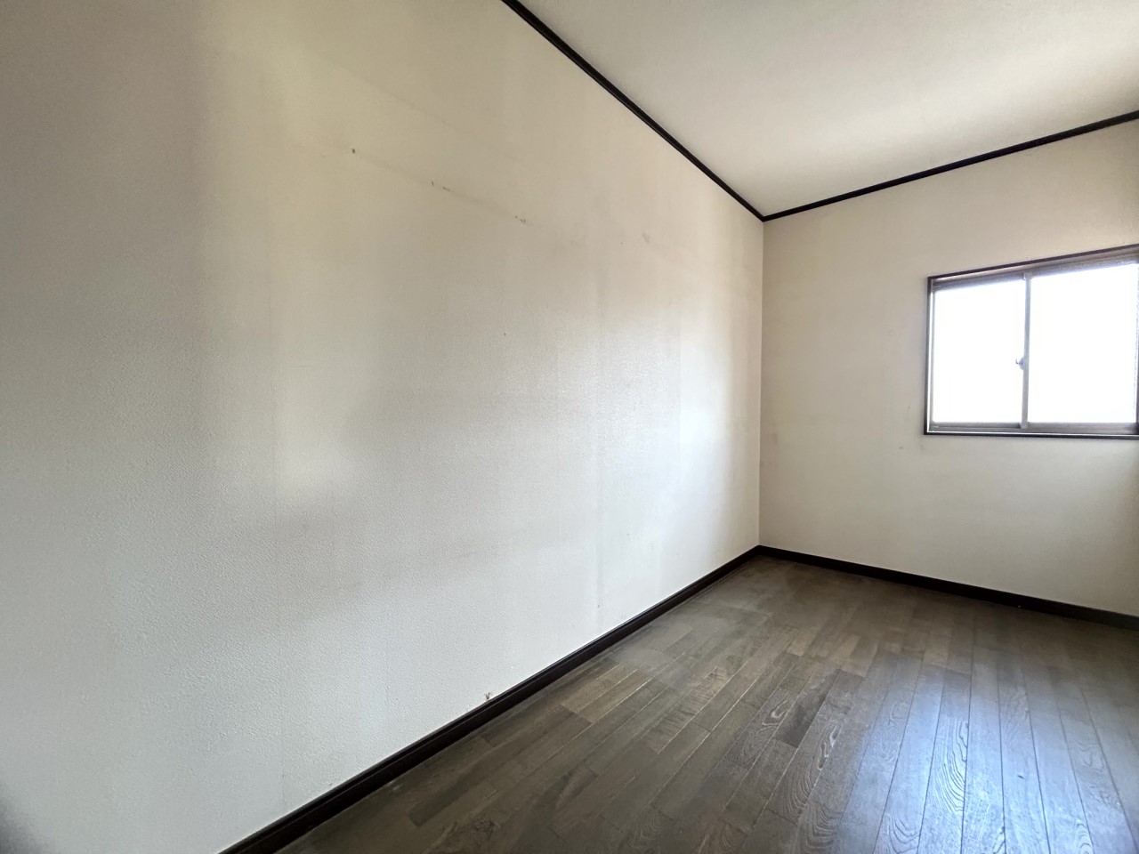 【納戸】※現況販売となります。(2026年3月撮影)大容量の納戸♪家族全員の荷物をスッキリ収納できます♪