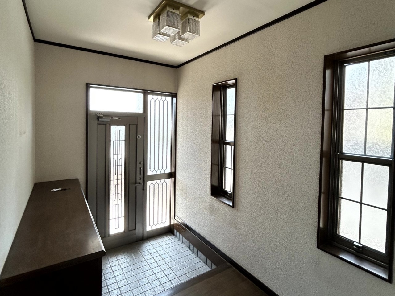 【玄関】※現況販売となります。(2026年3月撮影)採光豊かで明るい玄関です♪