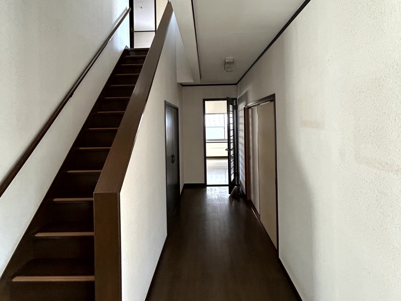 【階段】※現況販売となります。(2026年3月撮影)手すりが付いているので上り下りも安心です♪