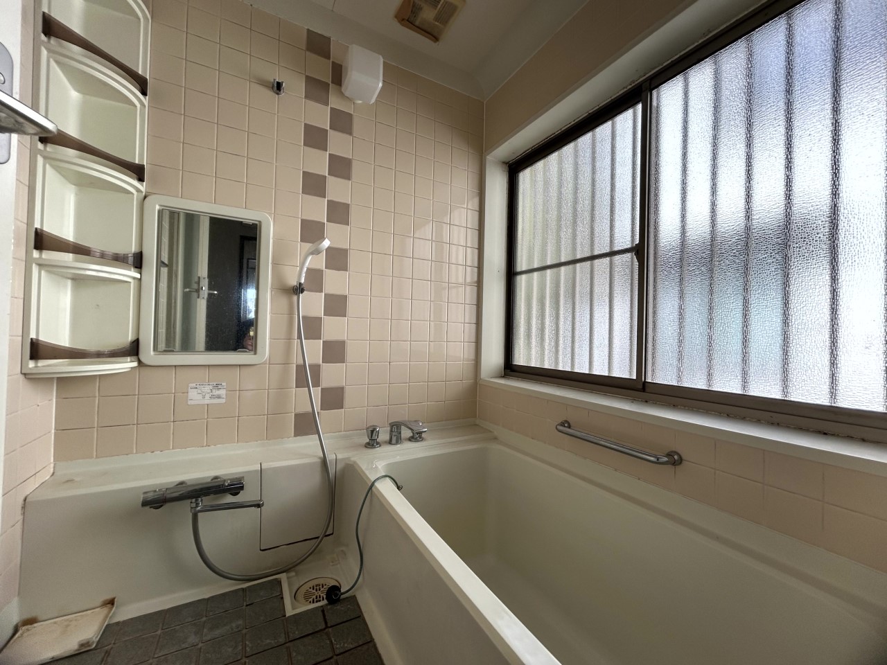 【浴室】※現況販売となります。(2026年3月撮影)換気がしやすいバスルーム♪
