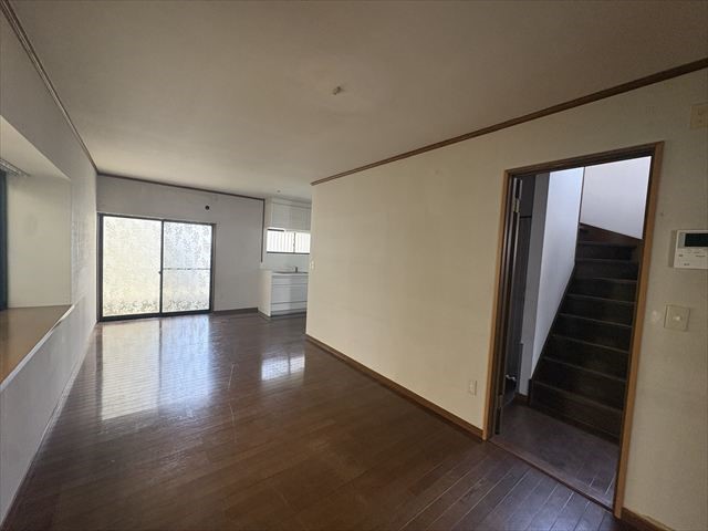 【リビング】大きな窓のあるリビングはお部屋を明るく、温かな雰囲気にしてくれます※2026年5月撮影