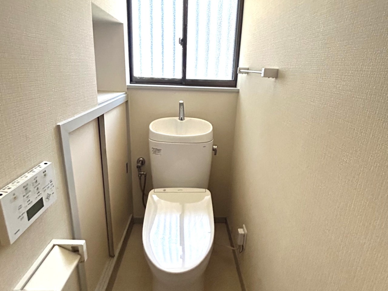 【トイレ】窓付きで換気もスムーズなトイレは収納スペースも豊富です♪※2026年5月撮影