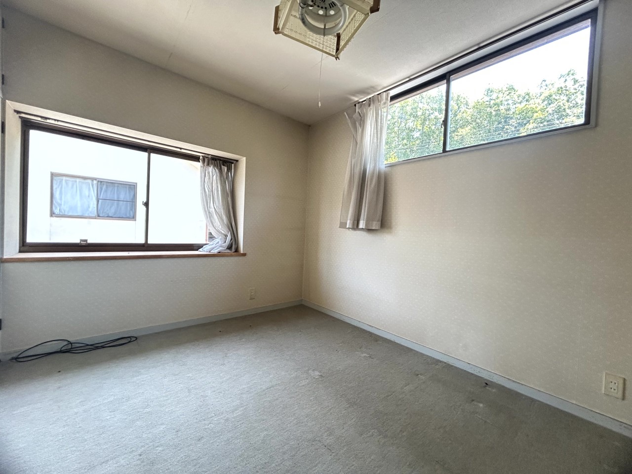【2F洋室】明るい2面採光のお部屋です♪※2026年5月撮影