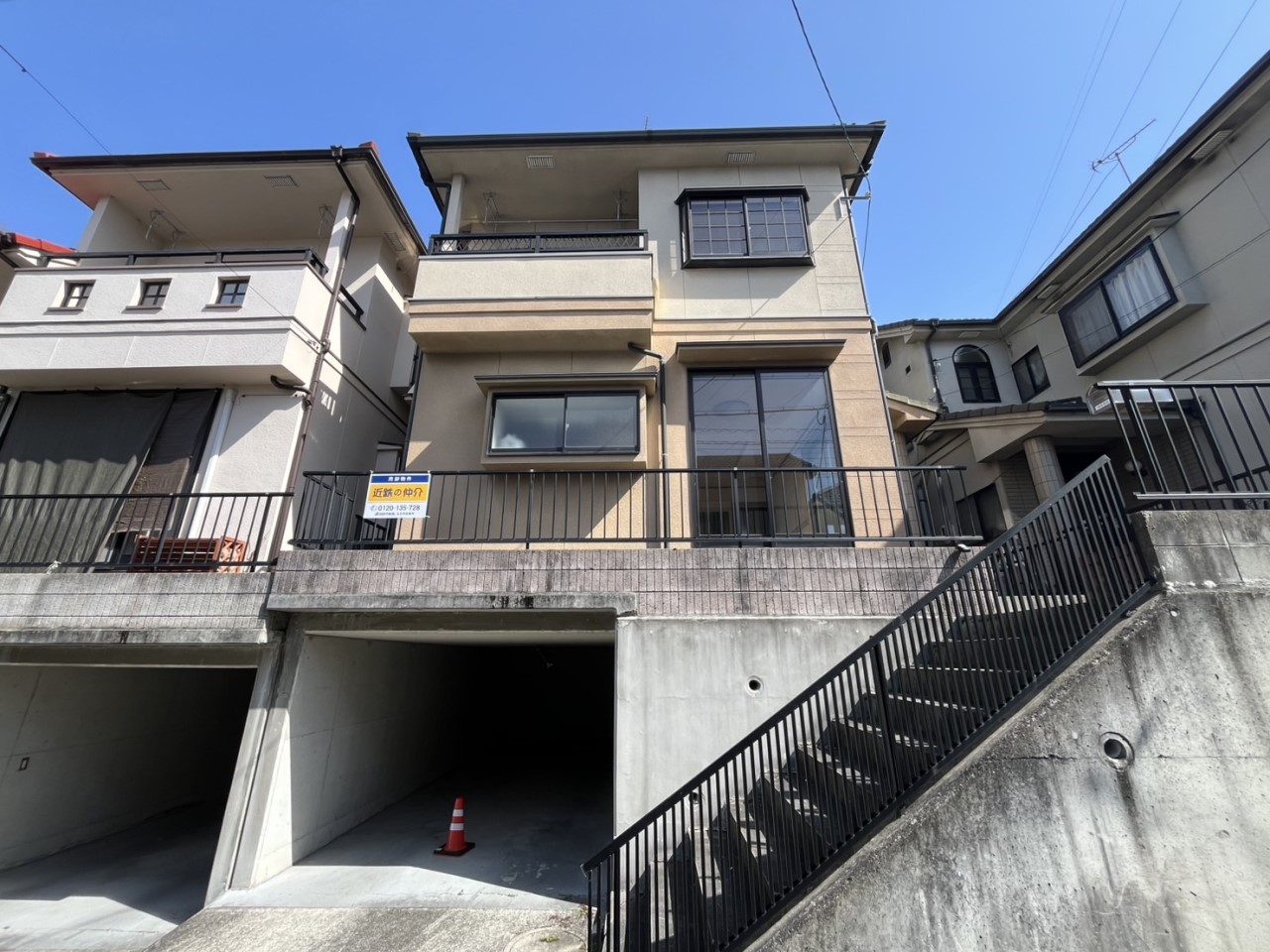 【外観】※リフォーム前の写真です。(2026年3月撮影)お車2台駐車可能!※車種によります