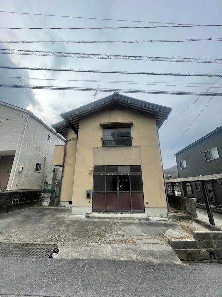 【外観】※現況販売となります。(2026年3月撮影)仮部屋付の4DK2階建て住宅です♪