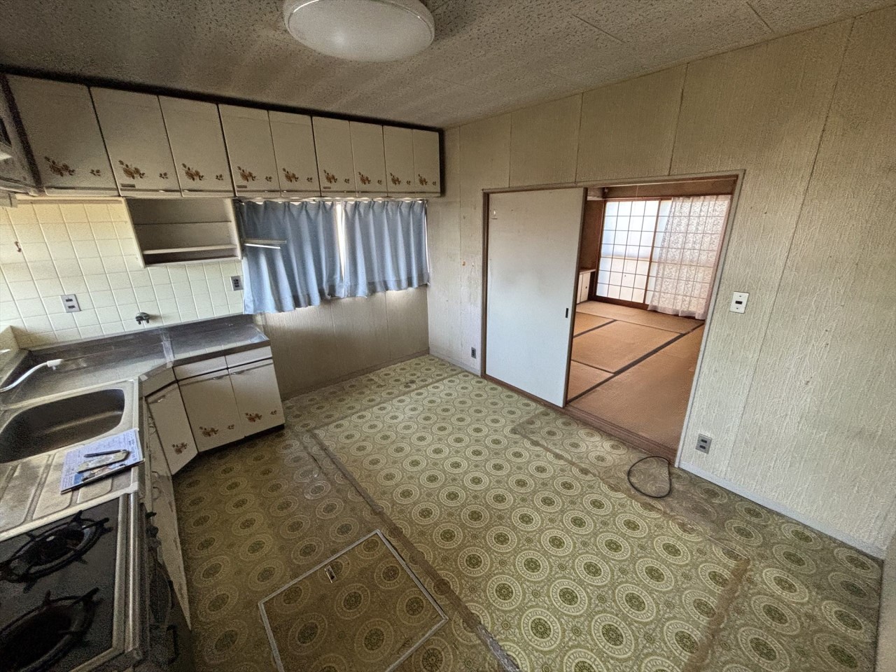 《ダイニングキッチン》収納豊富なキッチンは使い勝手が良いです♪※リフォーム前写真(2025年10月撮影)