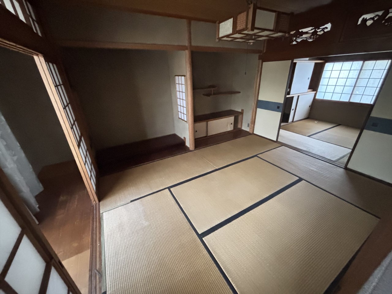 《1F和室》続き間の和室は広く、ゆったりとくつろげる空間です。※リフォーム前写真(2025年10月撮影)