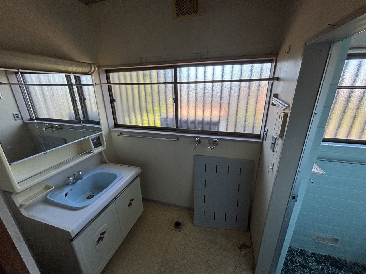 《洗面所》大きな窓のついた日当たりのよい洗面所です。※リフォーム前写真(2025年10月撮影)