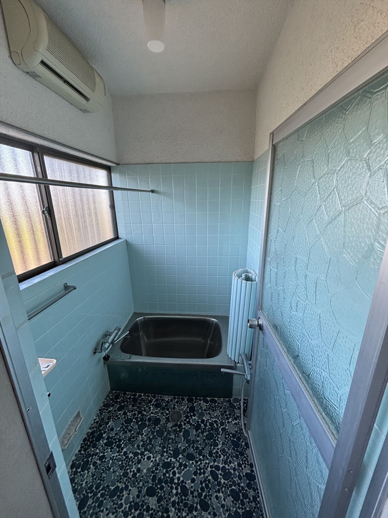 《浴室》窓がついていてすぐに換気ができるのでカビができにくくなります♪※リフォーム前写真(2025年10月撮影)