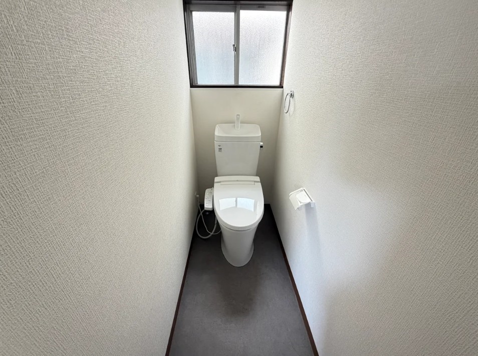 【トイレ】窓付きで換気もスムーズなトイレ※リフォーム後の写真です※2026年5月撮影