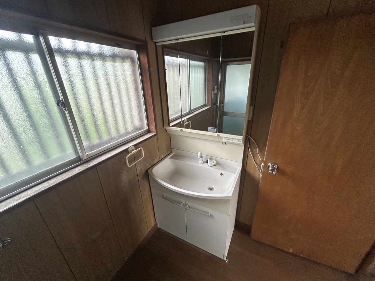 《洗面所》大きな窓のついた日当たりのよい洗面所です。(2025年10月撮影)※リフォーム前写真