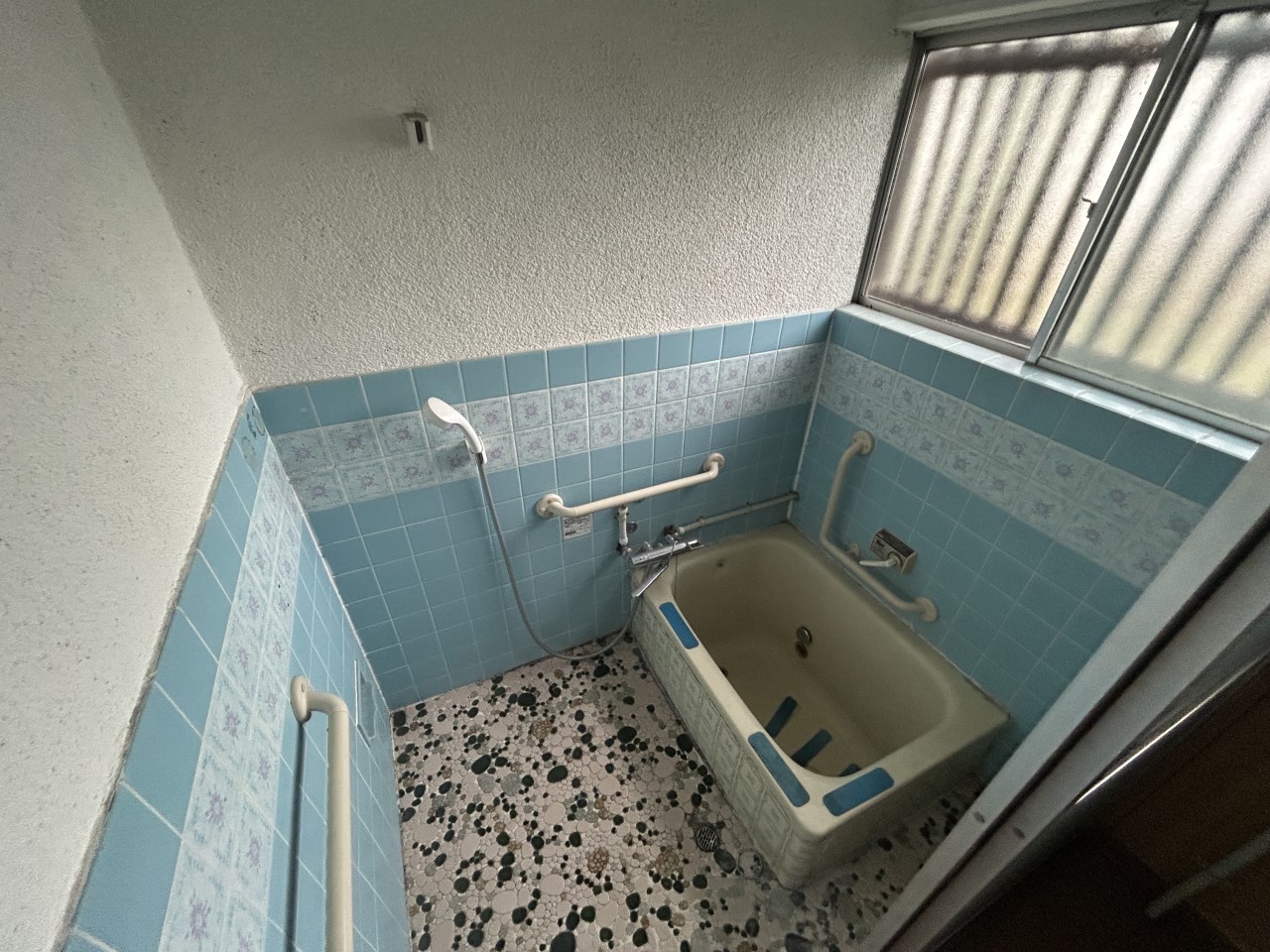 《浴室》窓がついていてすぐに換気ができるのでカビができにくくなります♪(2025年10月撮影)※リフォーム前写真