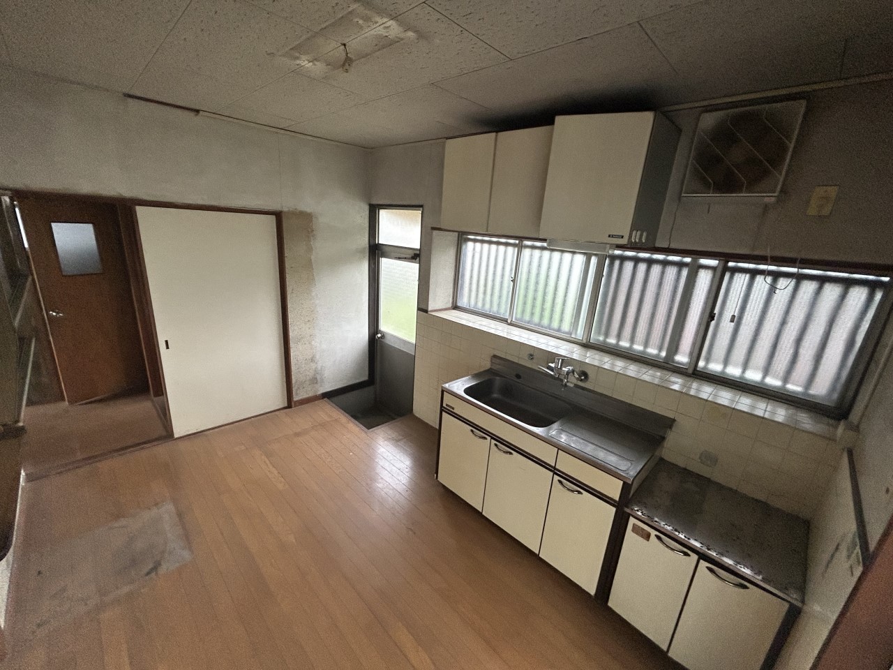 《キッチン》目の前に窓があるので換気もすぐにできます♪(2025年10月撮影)※リフォーム前写真