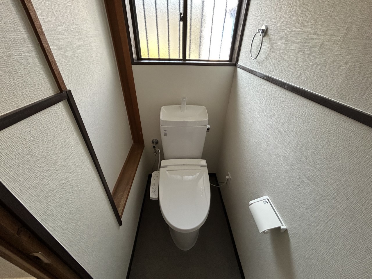 【トイレ】窓がついているので換気もらくらく!※リフォーム後の写真※2026年4月撮影