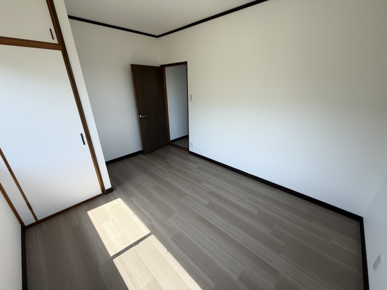 《2F洋室》収納付きの洋室で荷物が片付く快適なお部屋に(2026年4月撮影)※リフォーム後写真