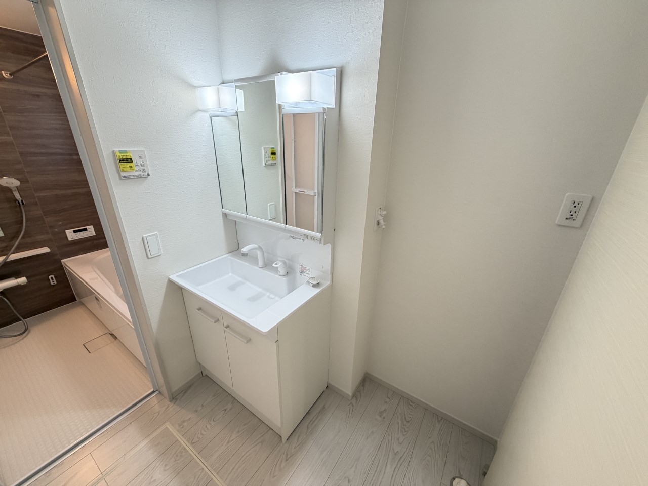 【洗面所】窓付きの洗面所で換気しやすく快適な空間を保ちます(^^)/※2026年4月撮影