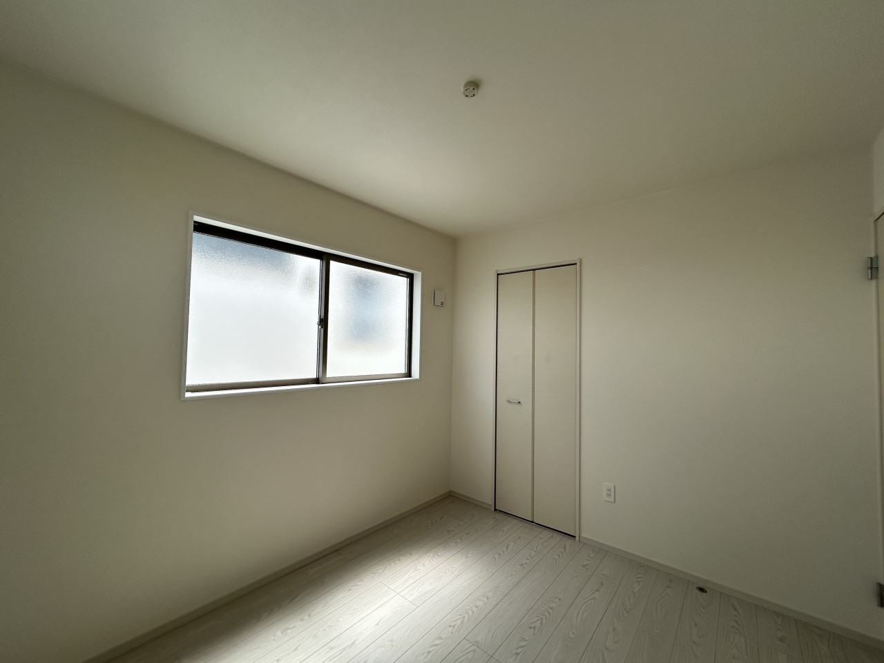 【2F洋室】収納付きで広く使える洋室です♪書斎や趣味の部屋にもピッタリ♪※2026年5月撮影