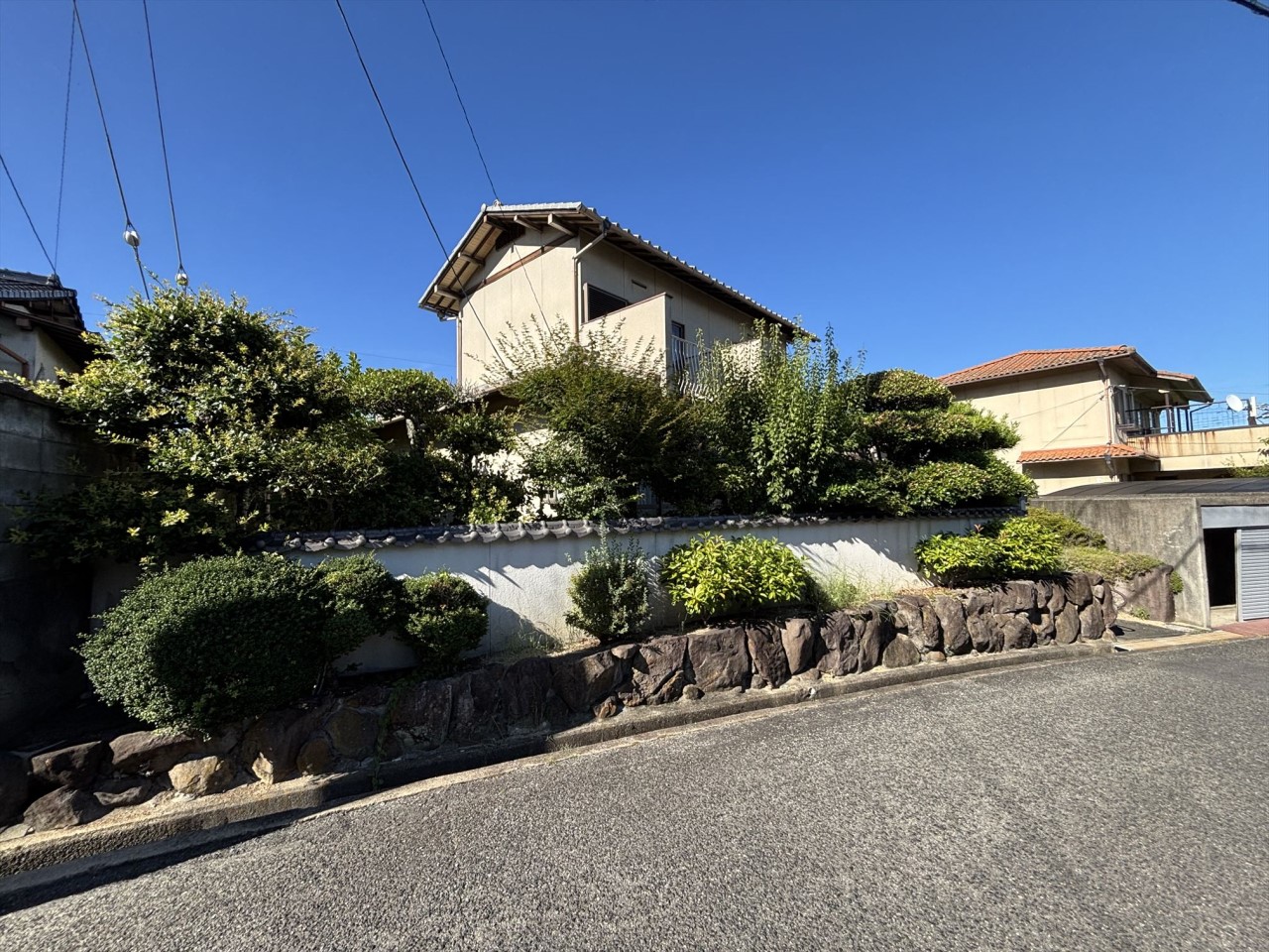 《外観写真》前道広々で駐車もらくらくです♪※リフォーム前写真(2025年10月撮影)