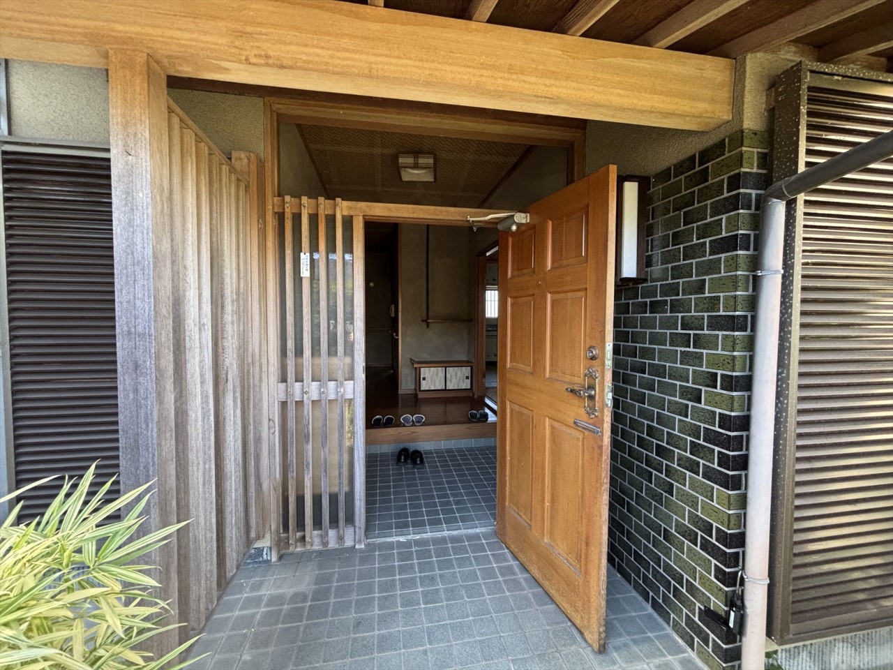 《玄関》ゆとりのある玄関です。※リフォーム前写真(2025年10月撮影)