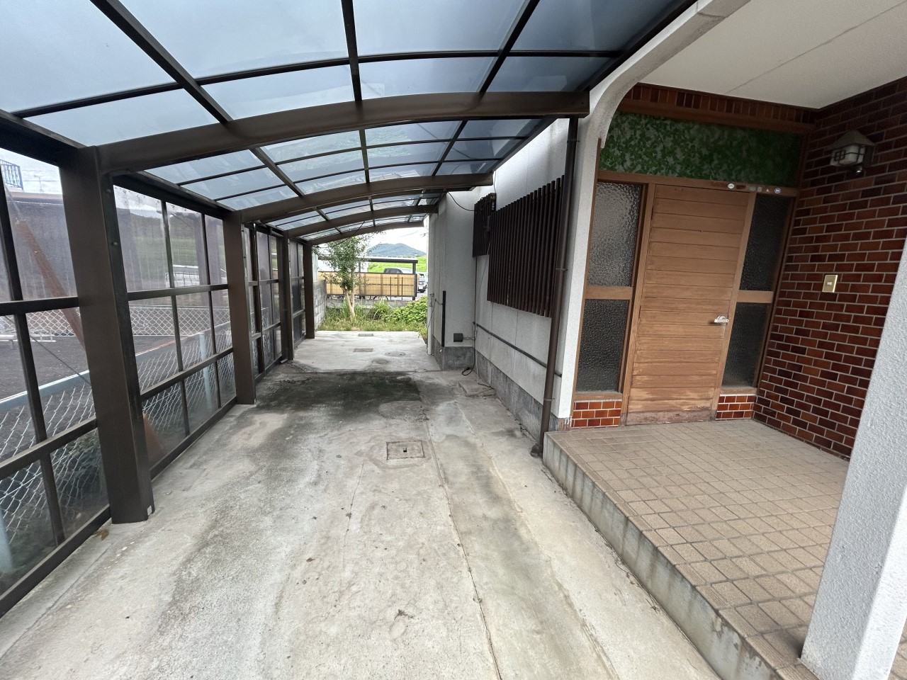 《外観写真》カーポートがついています!(2025年10月撮影)※リフォーム前写真