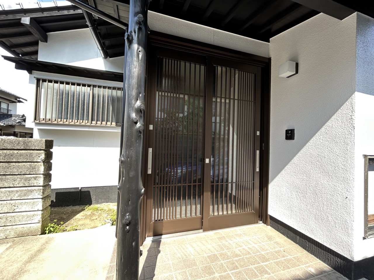 【玄関】屋根付きで雨の日の出入りも快適!荷物が多くても安心♪※リフォーム後の写真※2026年4月撮影