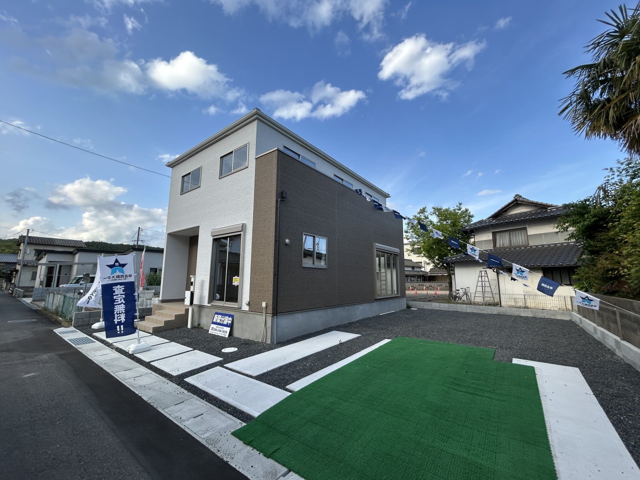 【外観】都市ガスエリアの当物件は4台駐車可能な広々とした駐車スペース付き!※2026年5月撮影
