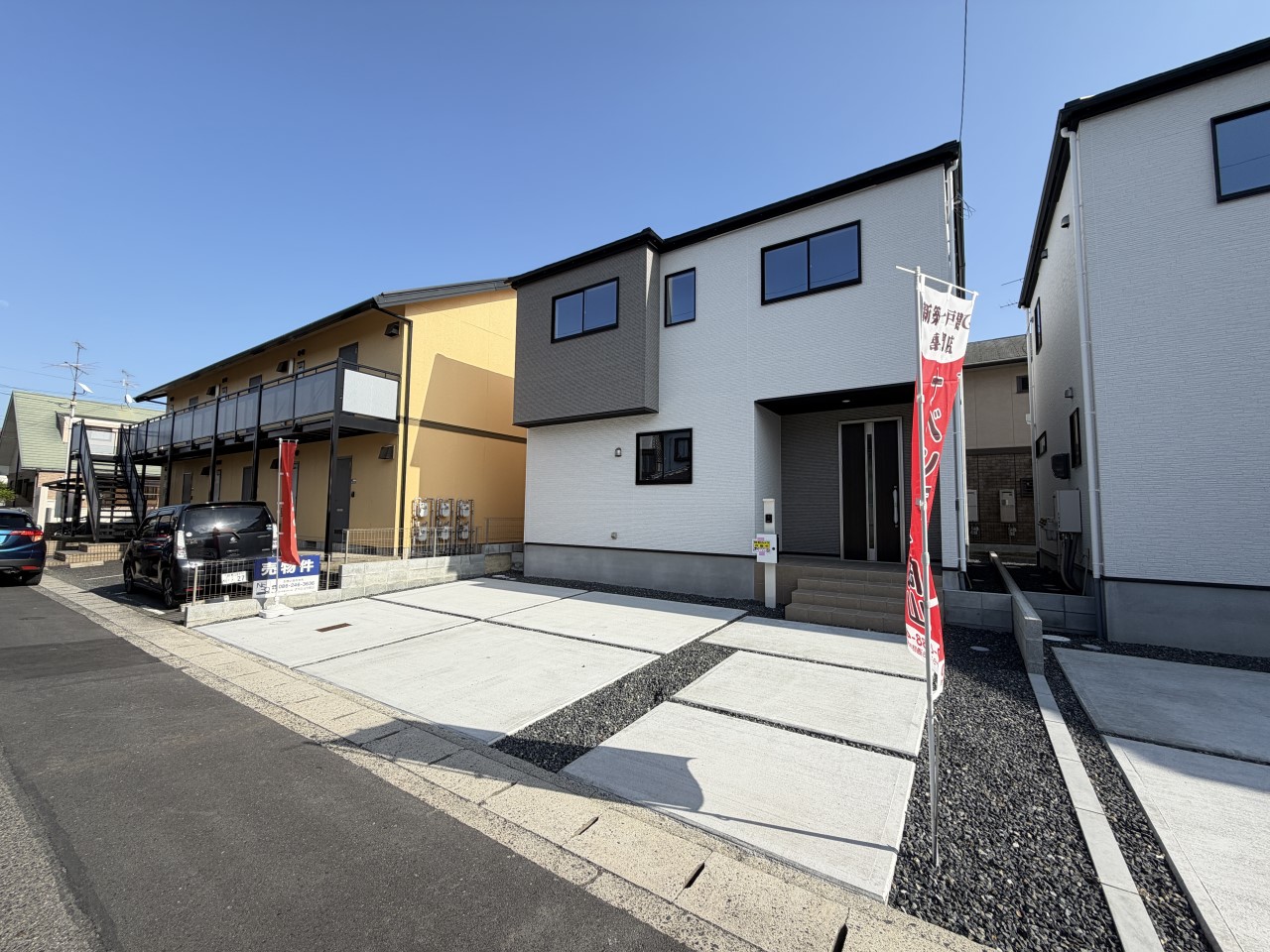 【外観】都市ガスエリアの当物件は3台駐車可能な広々とした駐車スペース付き!※2026年4月撮影