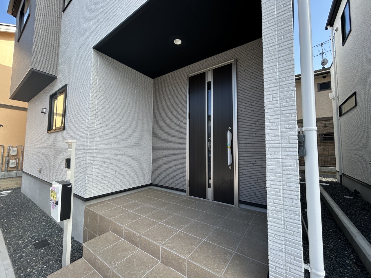 【玄関】雨の日も安心の屋根付き玄関♪※2026年4月撮影