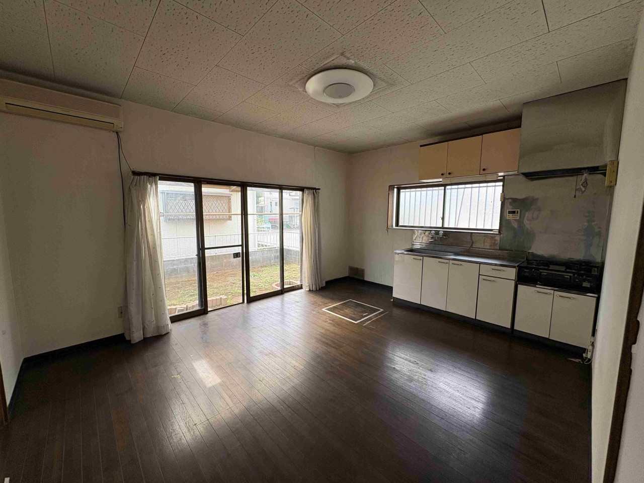 【リビング】4枚の引き違い窓は開放感が生まれます♪