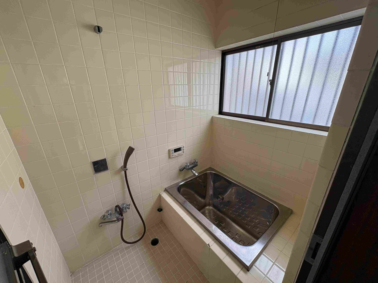 【浴室】窓がありますので、気軽に換気ができます♪