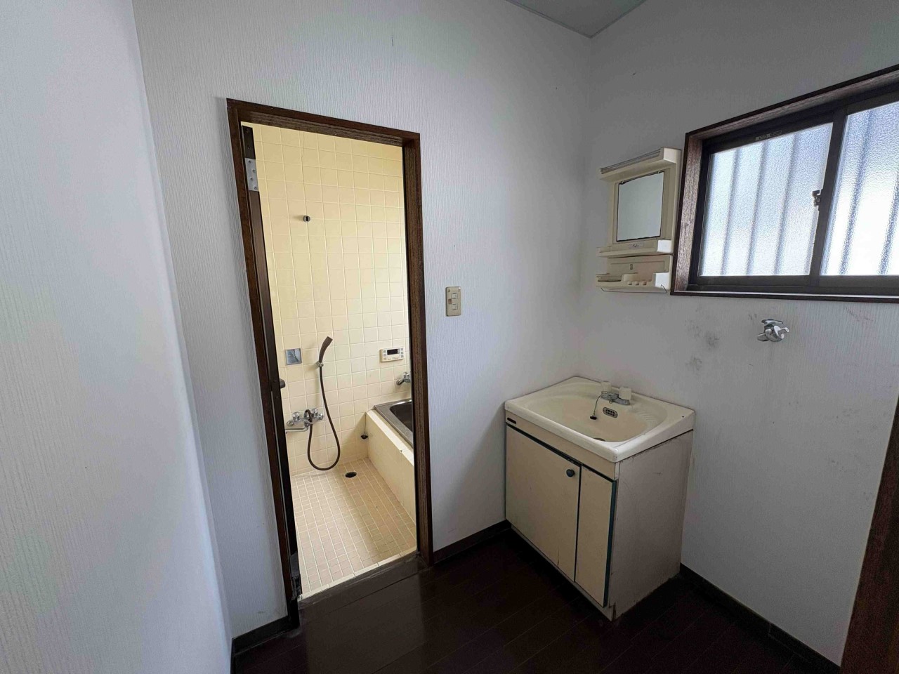 【洗面脱衣所】窓があるので、風と光を取り入れることができます♪