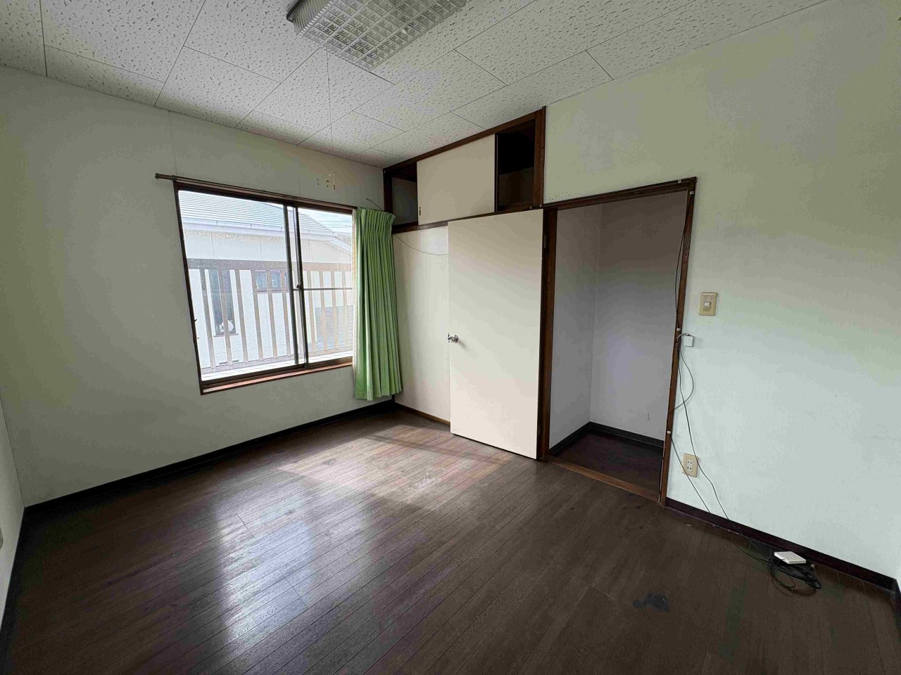 【洋室】すべてのお部屋に収納がございます。