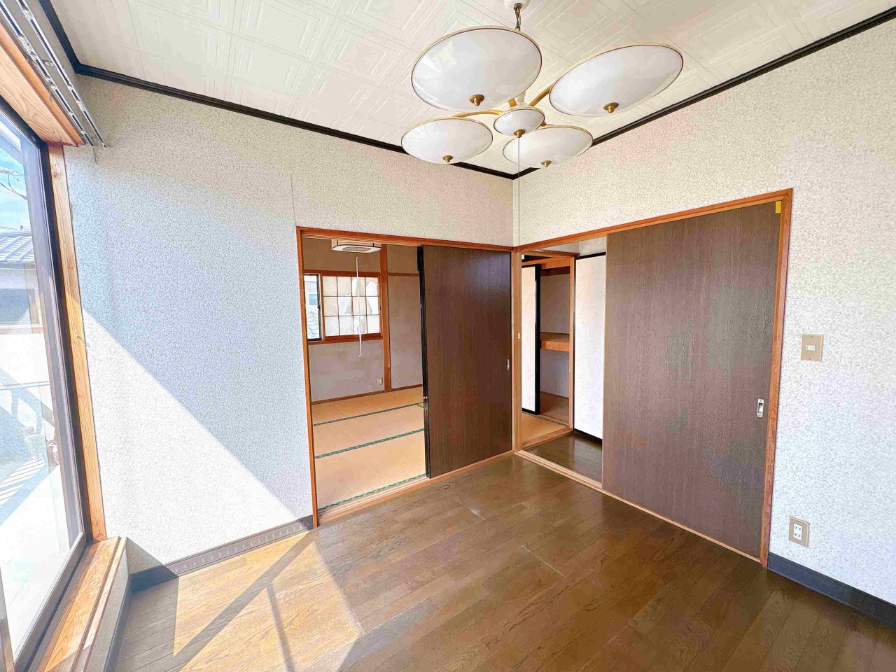 【洋室】光がたっぷり入るお部屋です♪