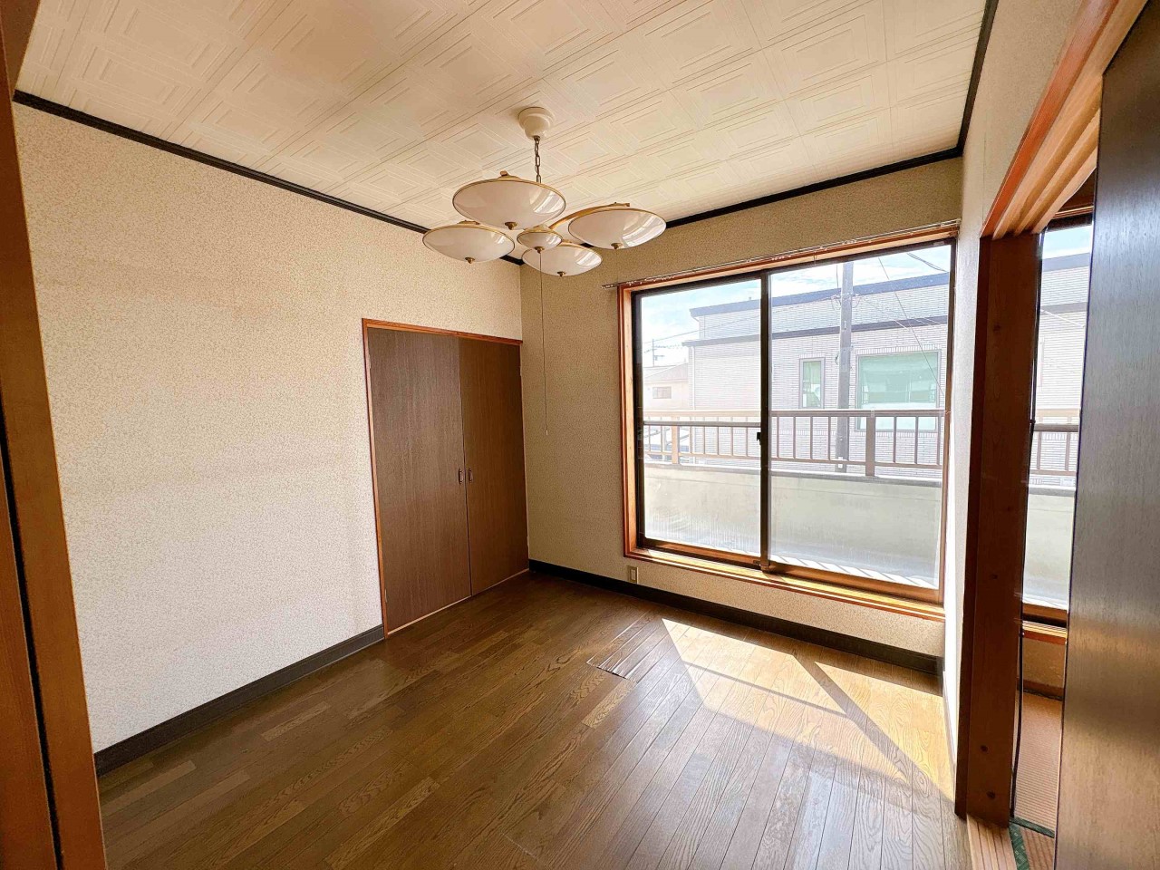 【洋室】2階の両方のお部屋からバルコニーに出入りできます。