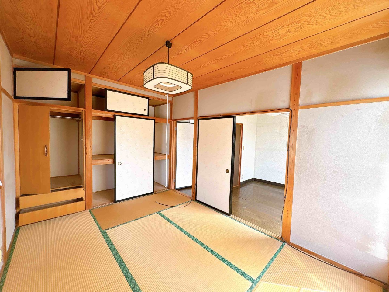 【和室】2階の和室にも収納はたっぷりございます。