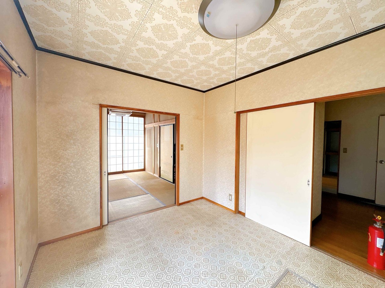 【ダイニング】掃き出し窓があるので明るいです♪