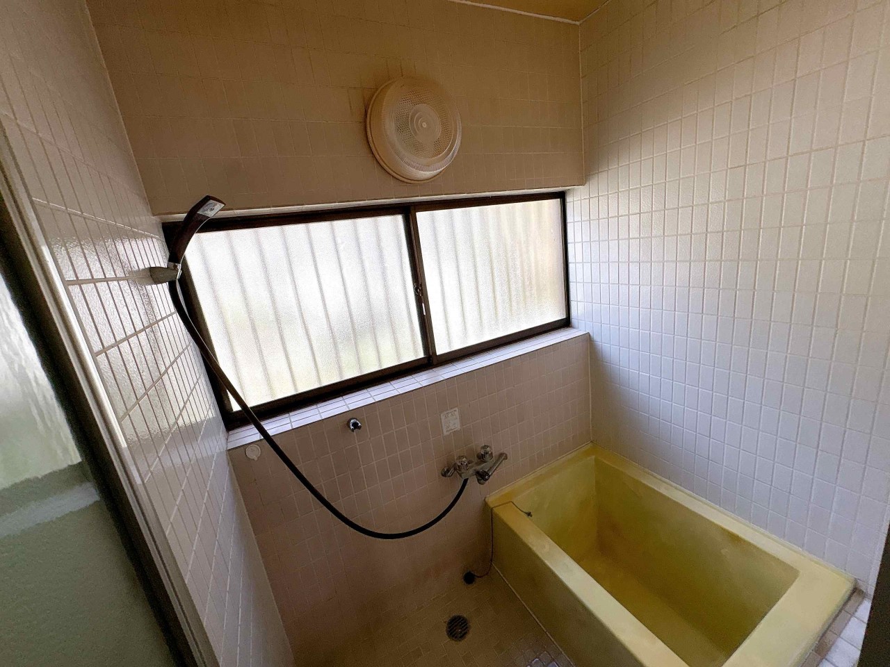 【浴室】窓がありますので、気軽に換気ができます♪