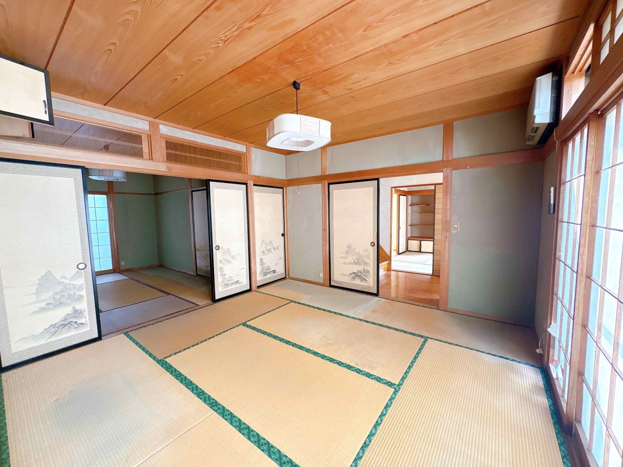 【和室】大きな窓からたくさん自然光が入ります。