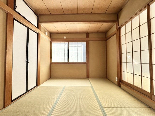 ◆2階和室(リフォーム後)|障子から明るい光が差し込み、落ち着ける空間です♪
