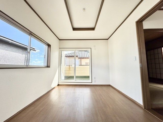 ◆2階洋室(リフォーム後)|明るい日差しが降り注ぐお部屋に、居心地の良さを感じさせるコーディネート。